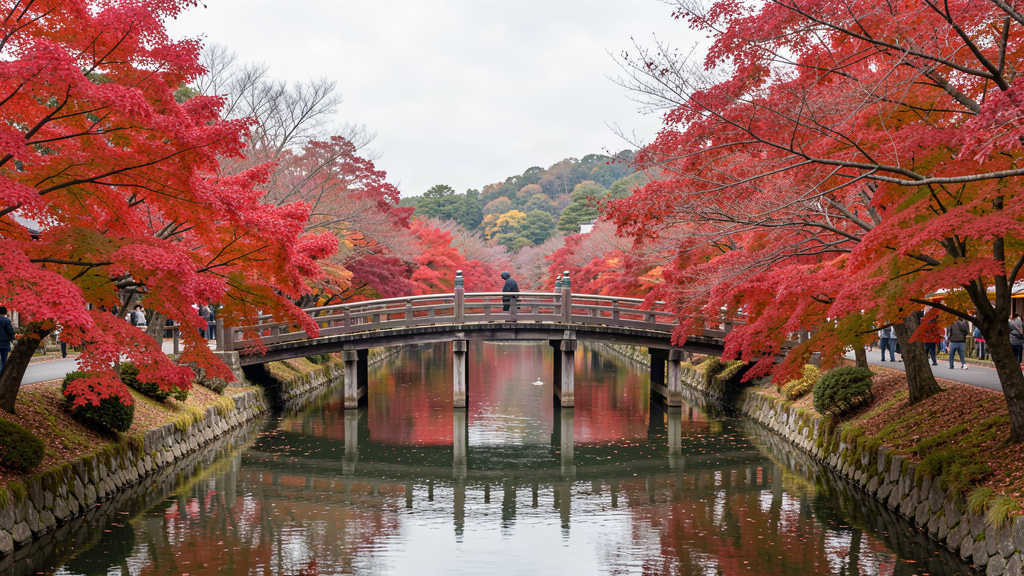 京都嵐山渡月橋被紅葉圍繞的秋季景色